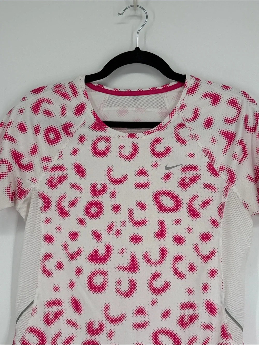 Nike Fit Dry Women’s Athletic Shirt White Pink Cheetah Print Size Medium (8-10)
